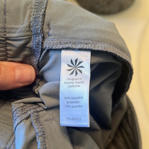 ATHLETA grey jogger pant!  EUC! Size 4P. - Picture 6 of 7